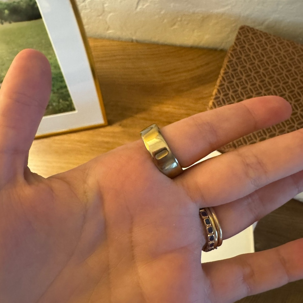 OURA RING GEN 4 GOLD SIZE 8
Oura - Picture 7 of 7